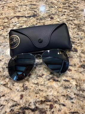 Like New Ray-Ban Aviator Sunglasses in Black